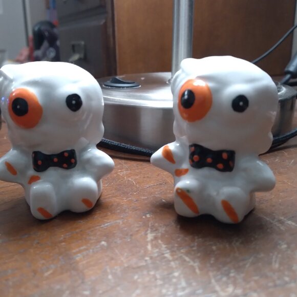 Fun Halloween Mummy Salt and Pepper Shakers - Picture 2 of 9